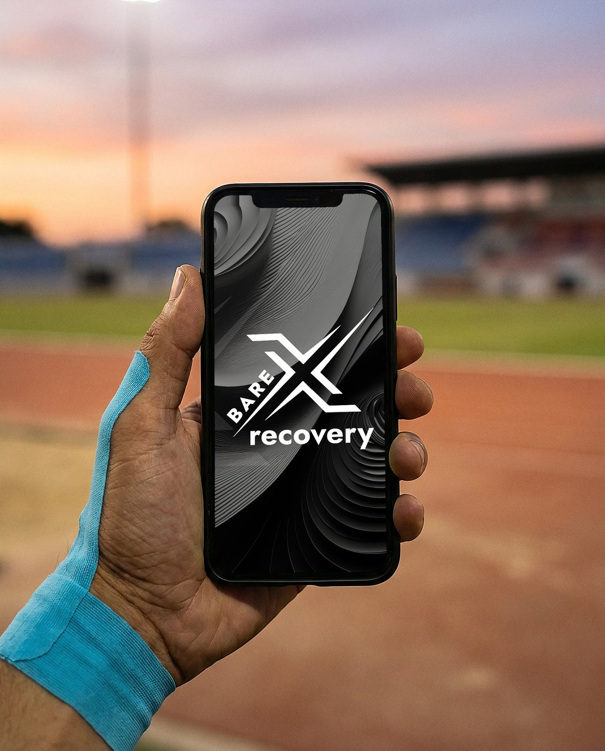 El catálogo de BareXrecovery abierto en un celular, en una pista de atletismo