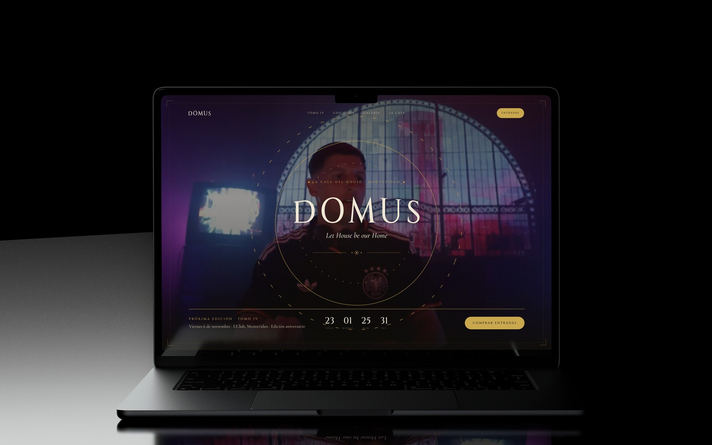 La portada de domus.music en una notebook: el logo sobre el video de la pista y la cuenta regresiva al Tomo IV