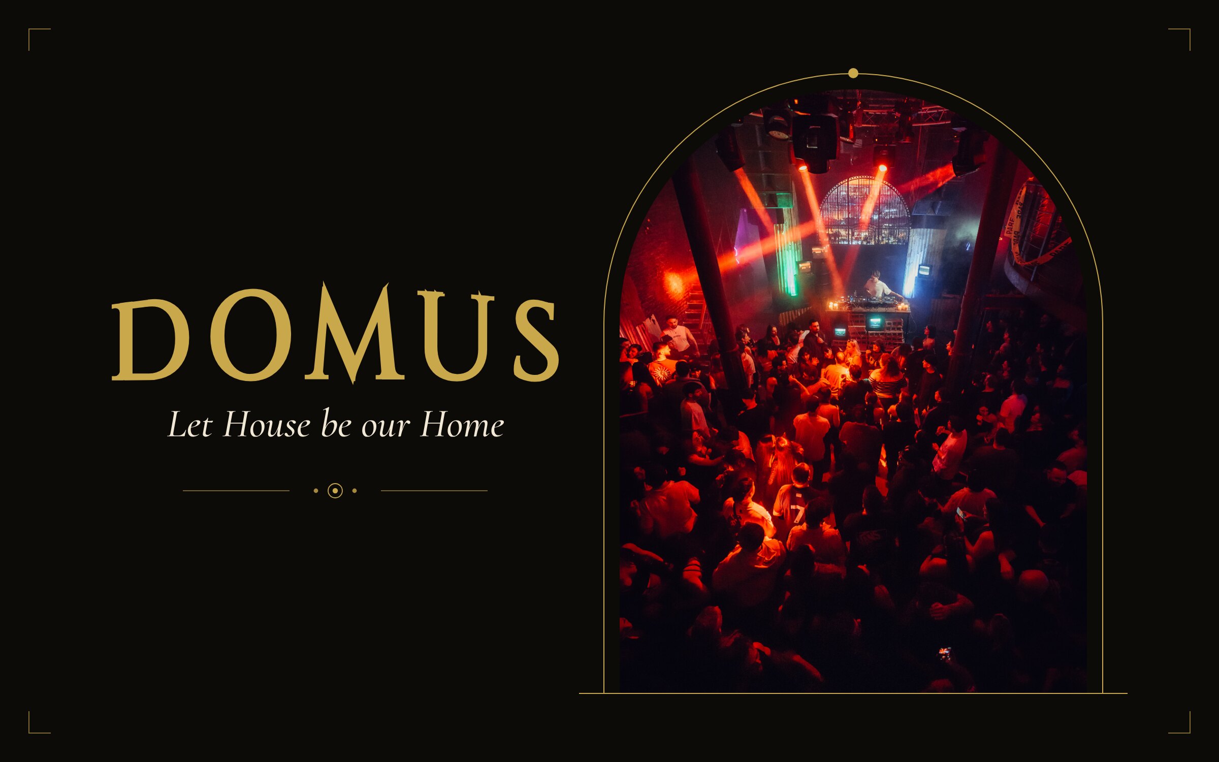 El logo de Domus en oro sobre tinta y, dentro del arco de la marca, la pista de L’Club llena en el Tomo III (foto de Lechu)