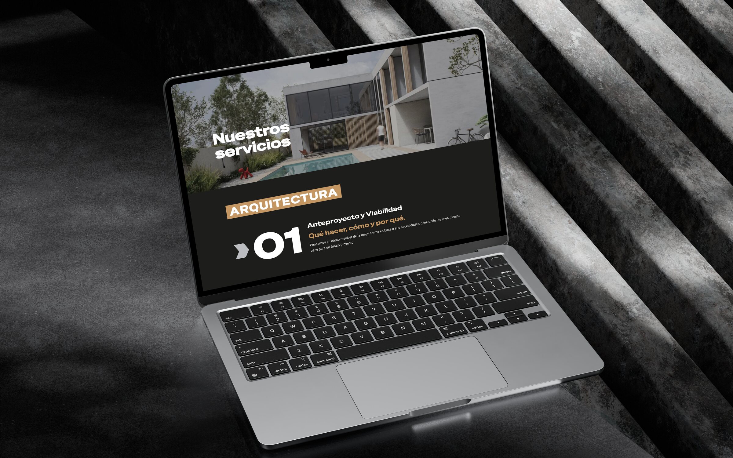 La página Servicios de estoico.uy en una notebook: Arquitectura, 01 Anteproyecto y Viabilidad