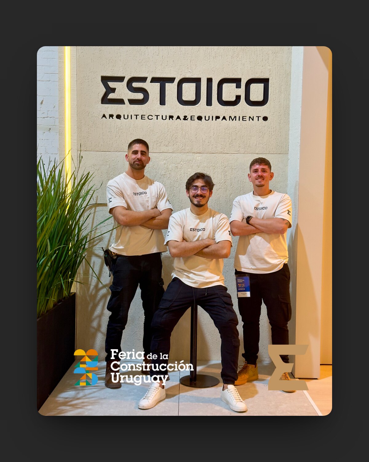 Posteo de la Feria de la Construcción Uruguay: tres integrantes del equipo frente al logo calado en la pared del stand